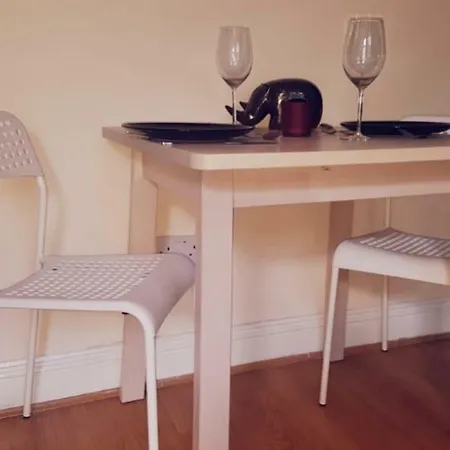 The Ideal House - 24 7 Check In Parking * Bradford (West Yorkshire)