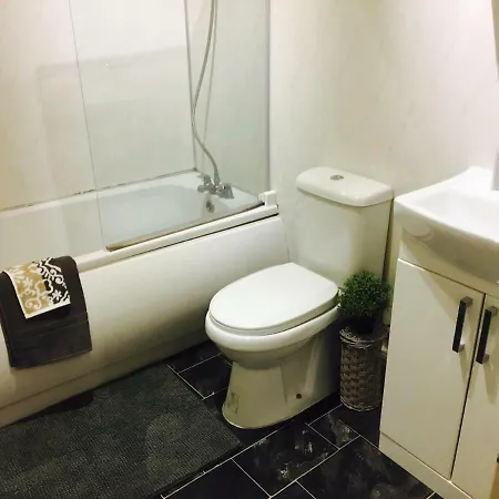 The Ideal House - 24 7 Check In Parking * Bradford (West Yorkshire)